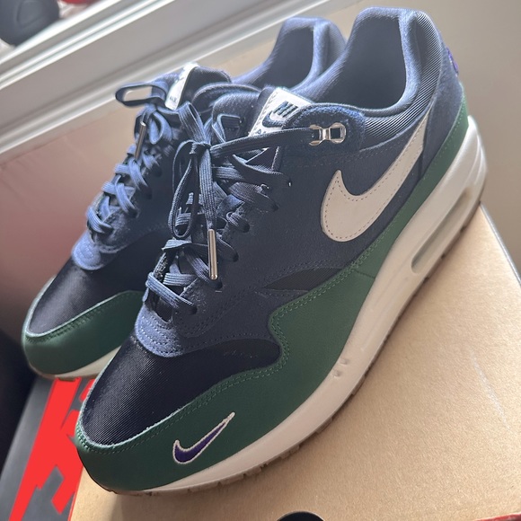 W NIKE AIR MAX 1 ‘87 qs size 11w/9.5M - Picture 1 of 3